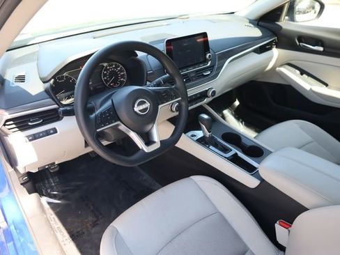 Used 2025 Nissan Altima 2.5 SV FWD image 9