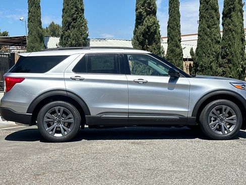 New 2024 Ford Explorer XLT w/ Equipment Group 202A image 4