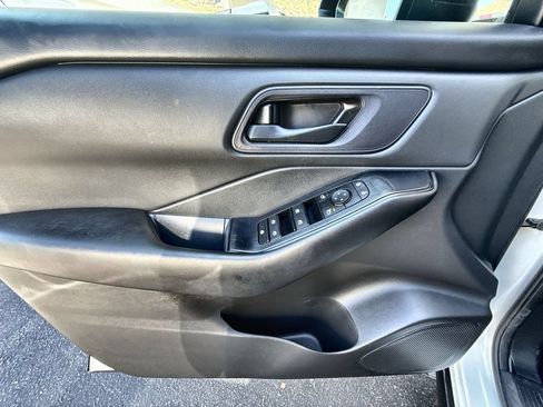 Used 2024 Nissan Rogue S FWD image 13