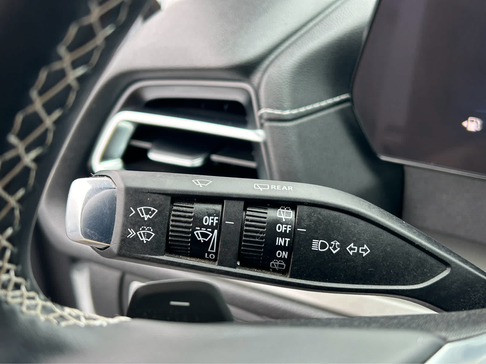 Used 2025 Chevrolet Traverse LT FWD image 25