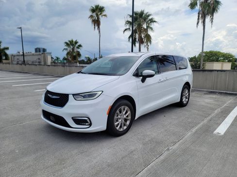 Used 2023 Chrysler Pacifica Touring-L AWD/4WD image 1