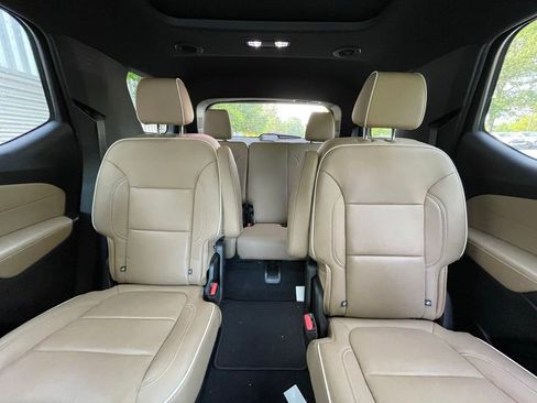 Used 2023 Chevrolet Traverse Premier FWD image 33