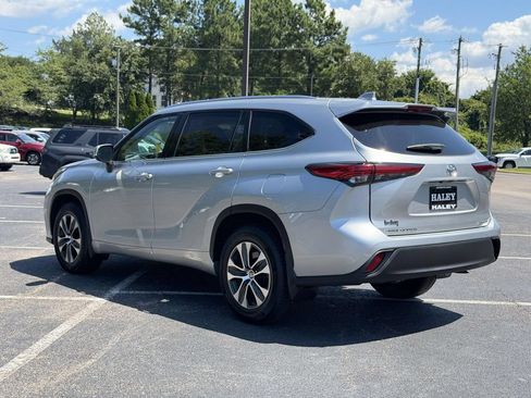 Used 2021 Toyota Highlander XLE AWD/4WD image 22