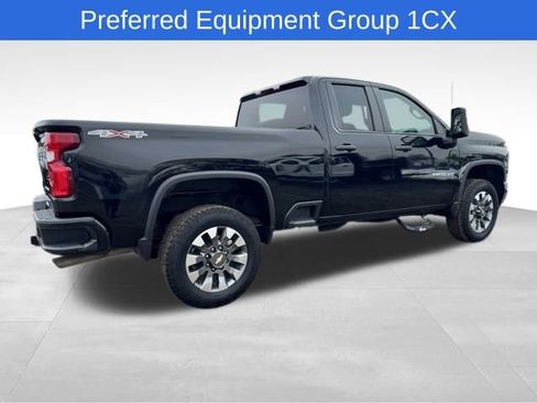 Used 2021 Chevrolet Silverado 2500 Custom w/ Custom Value Package image 3
