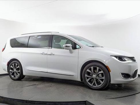 Used 2017 Chrysler Pacifica Limited w/ Tire & Wheel Group FWD image 11