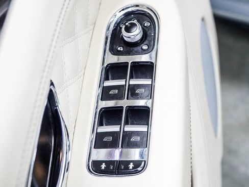 Used 2021 Bentley Bentayga AWD/4WD image 46