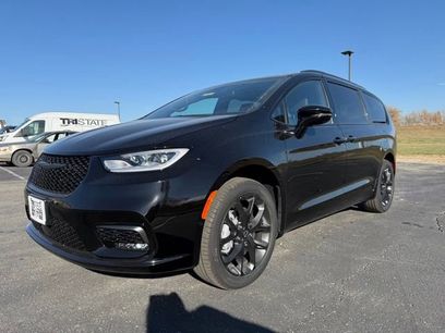 New 2026 Chrysler Pacifica Limited w/ S Appearance Package