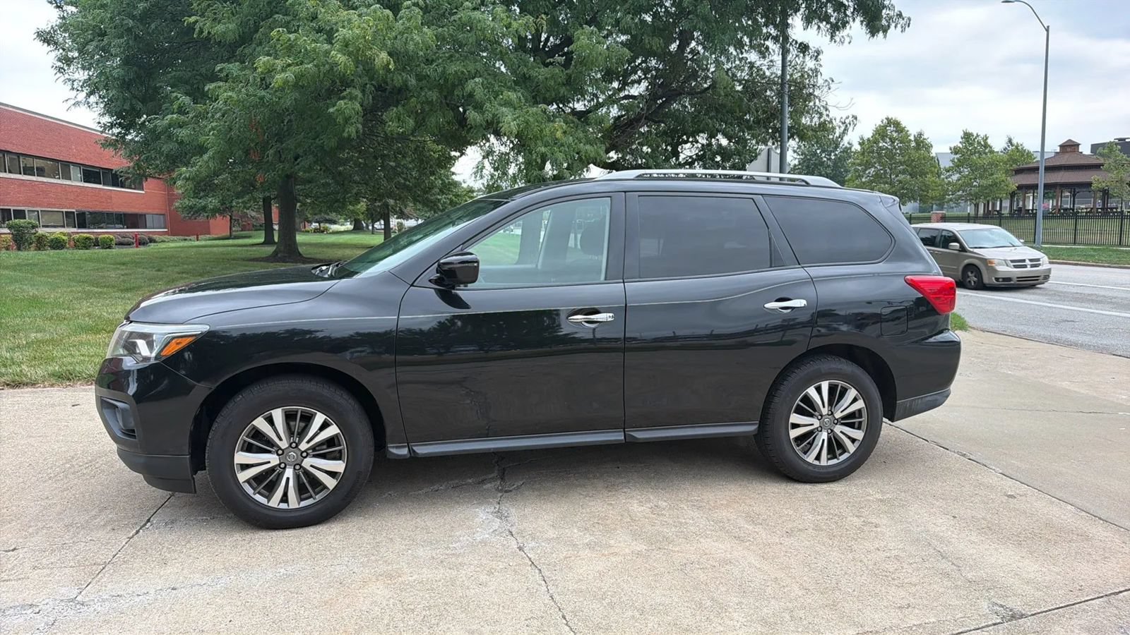 Used 2020 Nissan Pathfinder S AWD/4WD image 2