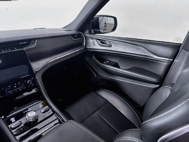 Used 2025 Jeep Grand Cherokee Overland w/ Luxury Tech Group IV AWD/4WD image 25