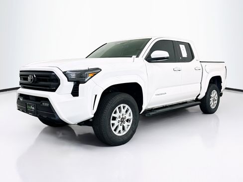 Used 2025 Toyota Tacoma SR5 AWD/4WD image 3