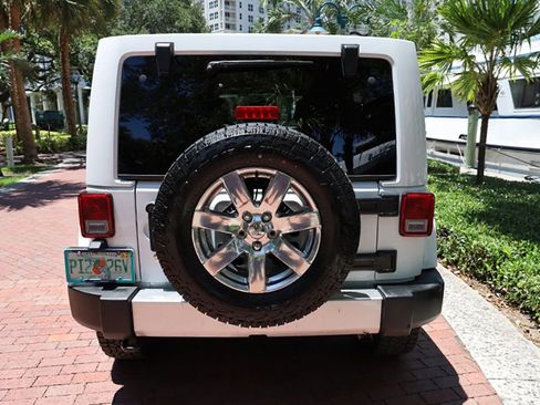 Used 2017 Jeep Wrangler Unlimited Sahara w/ Connectivity Group AWD/4WD image 21