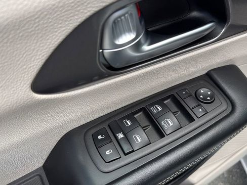 Used 2023 Chrysler Pacifica Touring-L FWD image 25