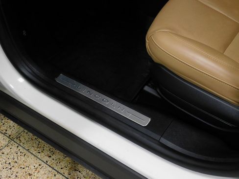 Used 2021 Lincoln Corsair Reserve image 32