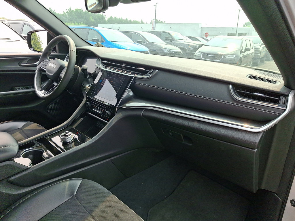 Used 2023 Jeep Grand Cherokee Altitude AWD/4WD image 11