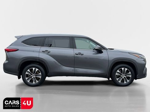 Used 2021 Toyota Highlander XLE AWD/4WD image 8