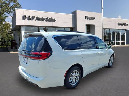 Used 2022 Chrysler Pacifica Touring-L FWD image 2