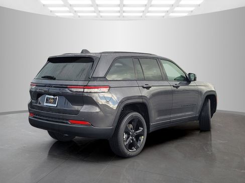 New 2025 Jeep Grand Cherokee Altitude image 4