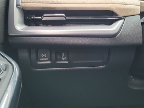 Certified 2024 Cadillac XT4 Luxury w/ Cold Weather Package image 16