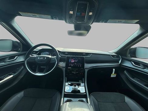 New 2025 Jeep Grand Cherokee L Altitude image 10