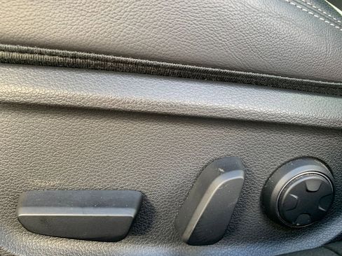 Used 2025 Genesis G70 2.5T image 23