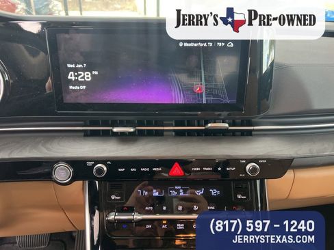 Used 2024 Kia Carnival EX image 10