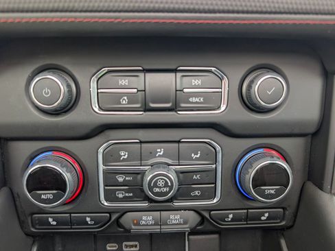 Used 2022 Chevrolet Suburban RST w/ Luxury Package image 20