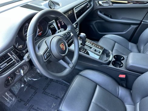 Certified 2025 Porsche Macan AWD/4WD image 4