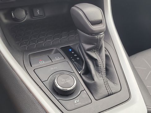 Used 2022 Toyota RAV4 XLE image 29