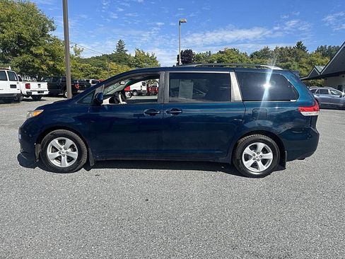 Used 2012 Toyota Sienna LE image 2