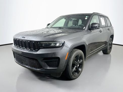 Used 2023 Jeep Grand Cherokee Altitude AWD/4WD image 3