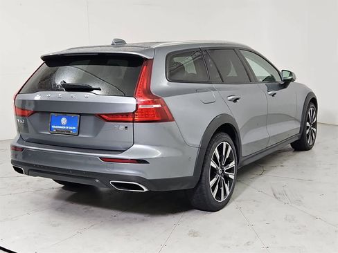 Used 2021 Volvo V60 T5 Cross Country image 6