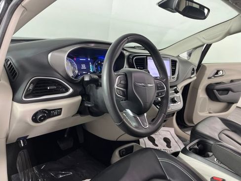 Used 2023 Chrysler Pacifica Touring-L FWD image 21
