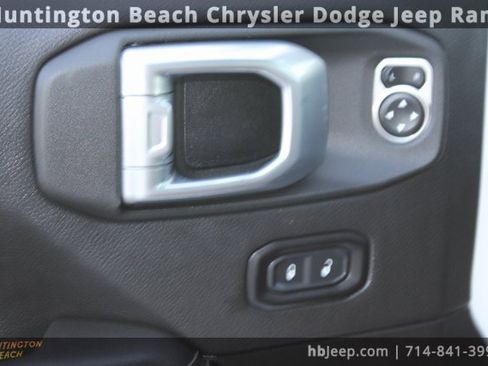 Used 2021 Jeep Wrangler Unlimited Sahara w/ Cold Weather Group image 15