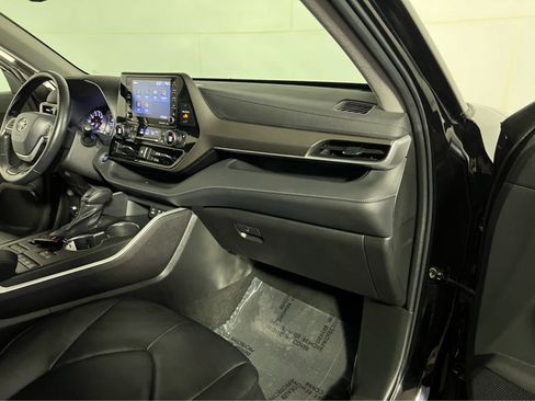 Used 2022 Toyota Highlander XLE AWD/4WD image 32