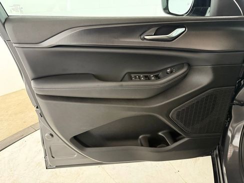 New 2025 Jeep Grand Cherokee Altitude image 11