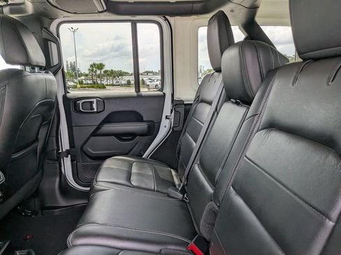 Used 2018 Jeep Wrangler Unlimited Sahara w/ LED Lighting Group AWD/4WD image 17