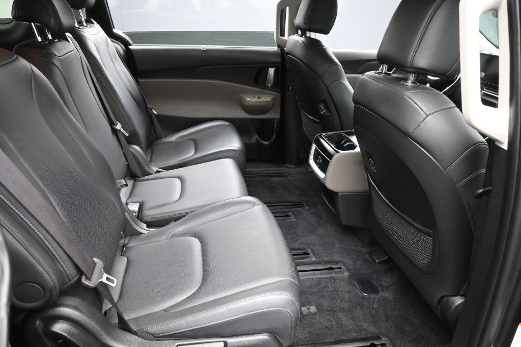 Used 2025 Kia Carnival EX FWD image 28