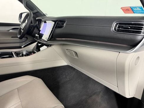 Used 2025 Jeep Wagoneer 4WD image 33