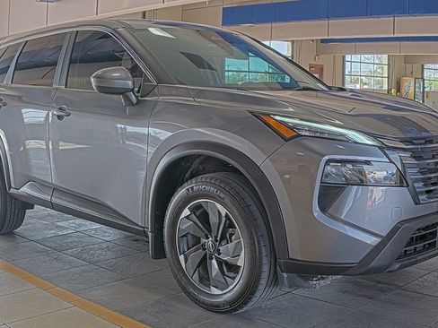 Used 2024 Nissan Rogue SV image 3