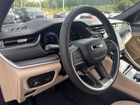 New 2025 Jeep Grand Cherokee Limited image 11