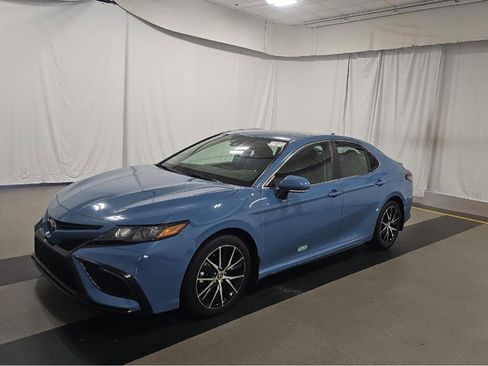 Used 2024 Toyota Camry SE image 1