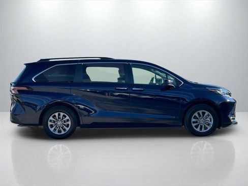 Certified 2023 Toyota Sienna XLE image 4