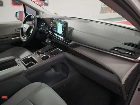 Used 2023 Toyota Sienna XLE w/ XLE Plus Package image 18