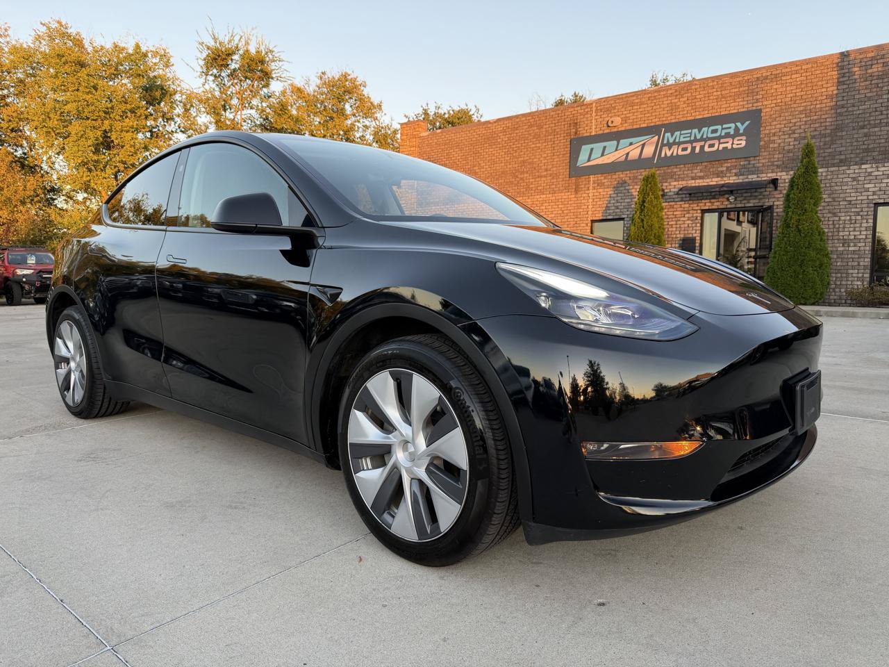 Used 2023 Tesla Model Y Long Range AWD/4WD image 1