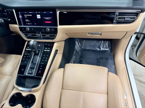 Certified 2022 Porsche Macan image 18