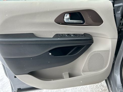 Used 2020 Chrysler Voyager Lxi image 8