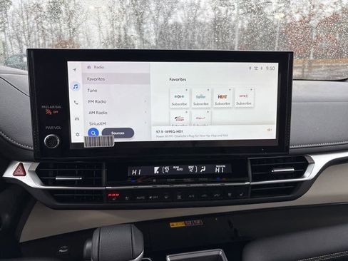 Used 2025 Toyota Sienna Limited image 22