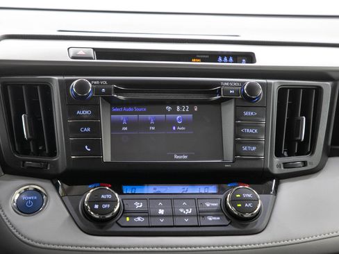 Used 2018 Toyota RAV4 LE AWD/4WD image 17
