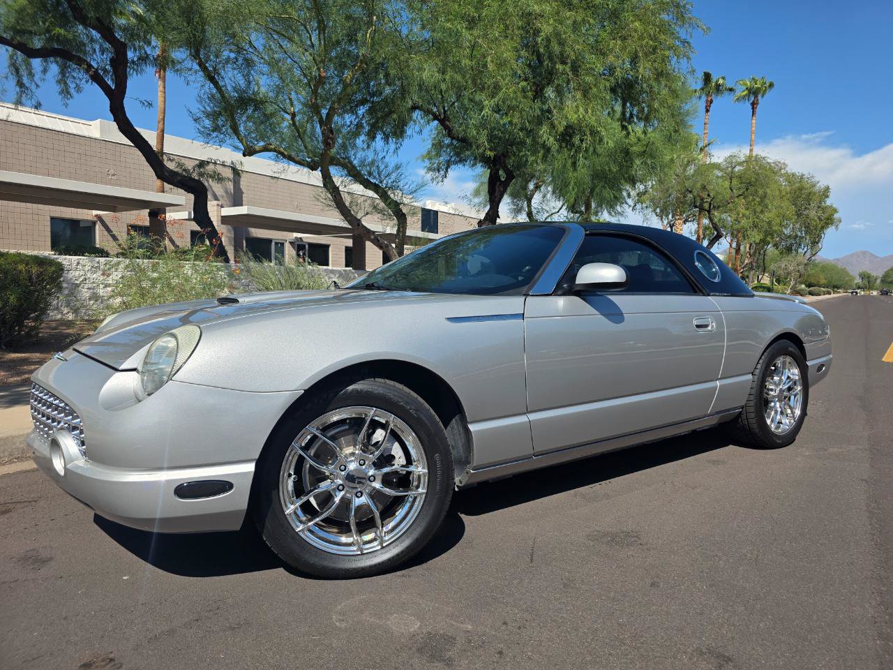 Used 2005 Ford Thunderbird RWD image 3