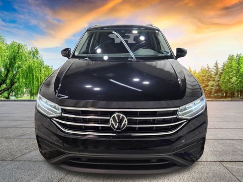 Certified 2023 Volkswagen Tiguan SE w/ Panoramic Sunroof Package image 9